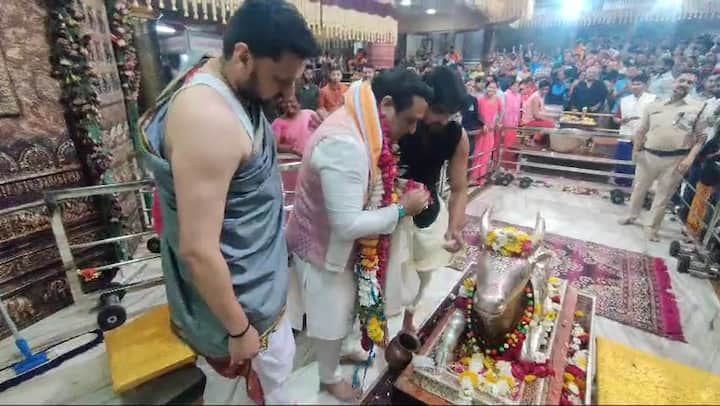 जब गोविंद भगवान महाकाल के दरबार में पूजा अर्चना कर रहे थे उस समय वह सतत ओम नमः शिवाय का जाप करते हुए दिखाई दिए. इसके बाद उन्होंने नंदी के कानों मे भी अपनी मनोकामना बताई.