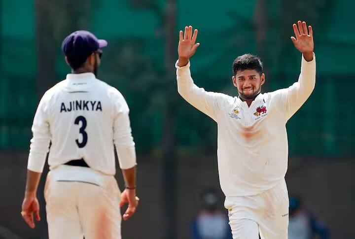 বল হাতেও নিজের দক্ষতার পরিচয় দিয়েছেন এই তরুণ ক্রিকেটার। মুশির সম্পর্কে সরফরাজ খানের ভাই। যিনি গত ইংল্যান্ সিরিজে আন্তর্জাতিক ক্রিকেটে অভিষেক ঘটিয়েছেন।