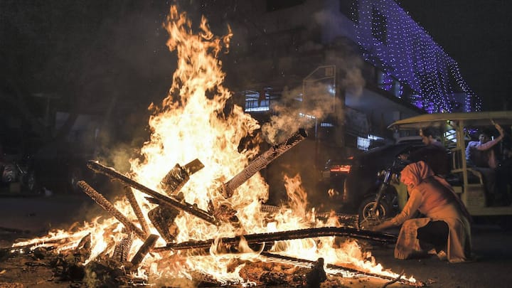 হিন্দু শাস্ত্র অনুযায়ী, হোলিকা দহন বা নেড়াপোড়ার মাধ্যমে অশুভের বিরুদ্ধে শুভ শক্তির জয়কে বোঝানো হয়। হোলির আগের দিনের রাতে কাঠ জোগার করে, গাছের ডাল বা খড় ইত্যাদি দিয়ে একটি স্ট্রাকচার তৈরি করে  জ্বালানো হয়।