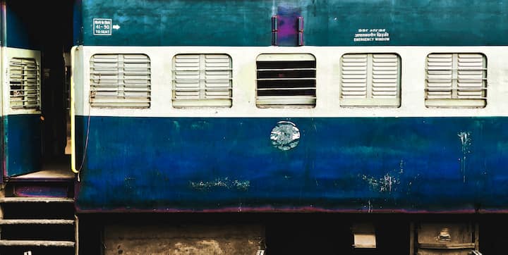 ट्रेनमध्ये स्लीपर, 3 एसी आणि 2 एसी सुविधा आहेत.