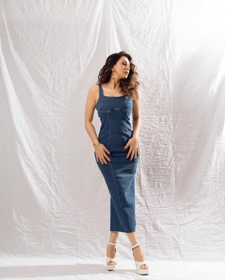 జీన్స్ క్లాత్​తో రూపొందించిన ఈ టాప్​లో హన్సిక చాలా అందంగా కనిపించింది. ఈ డ్రెస్​కు తగ్గట్లు హైహీల్స్ వేసుకుని ఫోటోలకు ఫోజులిచ్చింది. (Images Source : Instagram/HansikaMotwani)