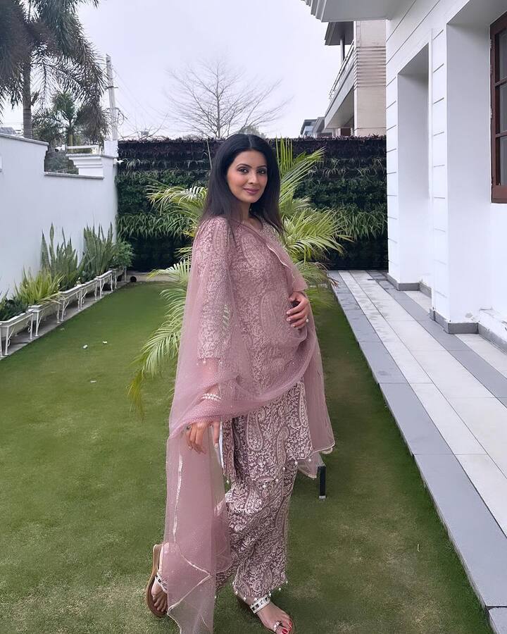 दरअसल कपल ने घर में एक बड़ा सा गार्डन भी बनाया हुआ है. जहां वो अक्सर अपने बच्चों के साथ फोटोशूट करवाते हैं.
