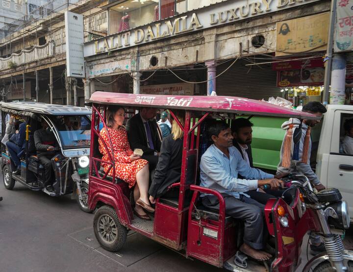 ई-रिक्शा चालकों को हर दो साल में इसका फिटनेस सर्टिफिकेट भी लेना जरूरी होता है. वहीं नाबालिग को ई-रिक्शा चलाने की इजाजत नहीं है. ऐसा होने पर रिक्शा जब्त किया जा सकता है.