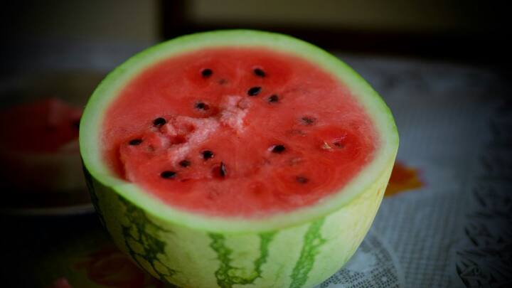 வெப்பத்தின் தாக்கத்தைச் சமாளிக்கப் பலரும் நாடும் பழமும் தர்பூசணிதான்.