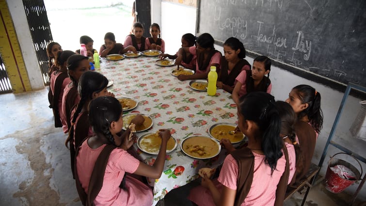 nyota bhoj program in Chhattisgarh government school  Vishnu Deo Sai launch ANN Chhattisgarh: रायपुर के स्कूलों में 'न्योता भोज' का आयोजन, परोसी गई खीर, पूरी, सब्जी, पापड़ और सलाद