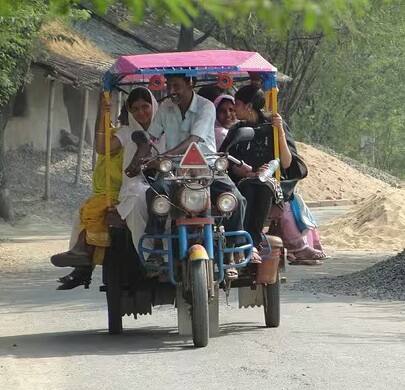 છેલ્લા કેટલાક વર્ષોમાં ઈ-રિક્ષાની સંખ્યા એટલી વધી ગઈ છે કે હવે દરેક મેટ્રો સ્ટેશન કે બસ સ્ટેન્ડ પર ઈ-રિક્ષા ઉપલબ્ધ છે.