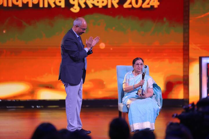 उषाताई मंगेशकर या भारतीय संगीतातील आपल्या बहुमूल्य योगदानासाठी ओळखल्या जातात. जगभरात आपल्या नावाबरोबरच मराठी संस्कृतीला, संगीताला प्रत्येकाच्या मनामनापर्यंत पोहोचवण्यासाठी त्यांनी बहुमूल्य योगदान दिलं आहे.  (Photo Credit : ZEE)