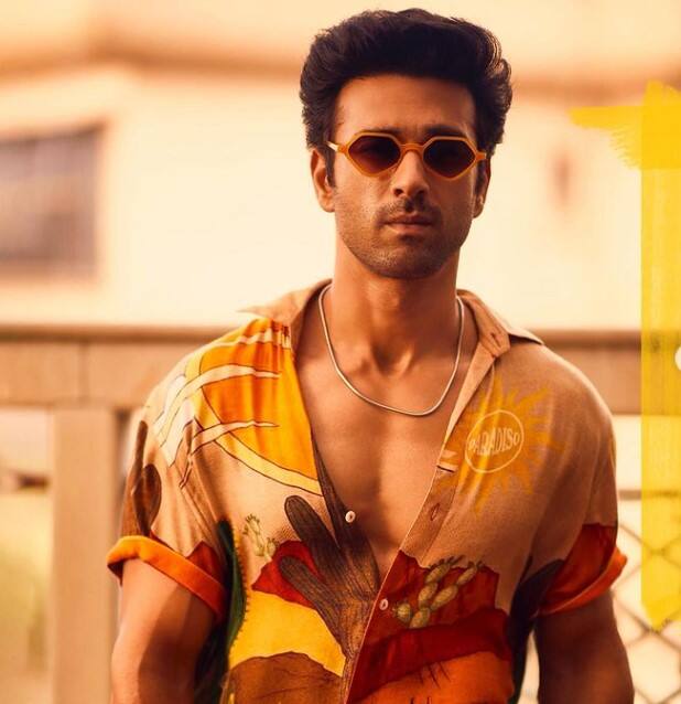 हालांकि कृति खरबंदा से रिलेशनशिप में आने से पहले पुलकित ने सलमान खान की मुंहबोली बहन श्वेता रोहिरा से साल 2014 में शादी की थी.श्वेता भी एक्ट्रेस हैं. साथ काम करते हुए पुलकित और श्वेता एक दूसरे को पसंद करने लगे थे और फिर इन्होंने डेटिंग शुरू कर दी थी. बाद में कपल ने शादी करने का फैसला लिया था. हालांकि शादी के 11 महीने में ही इनका रिश्ता टूट गया था और ये अलग हो गए थे.