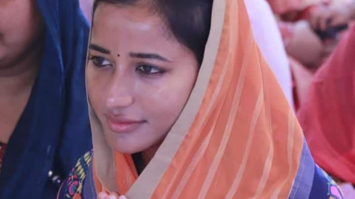 टाइम्स ऑफ इंडिया की रिपोर्ट के मुताबिक, ईडी ने छापेमारी में बड़ी संख्या में आपत्तिजनक दस्तावेज जब्त किए हैं. मंगलवार दिन में शुरू हुई छापेमारी देर रात तक जारी रही है. अलग-अलग जगहों से 10 से 12 लाख रुपये कैश भी बरामद हुआ है.