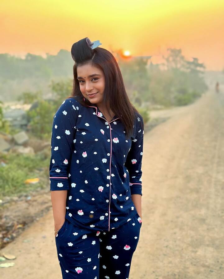 सुंबुल तौकीर खान की सादगी के फैंस कायल हैं. एक्ट्रेस सोशल मीडिया पर भी लेटेस्ट अपडेट शेयर करती रहती हैं. हाल ही में उनके लिंकअप की खबरों ने सभी को चौंका दिया है.