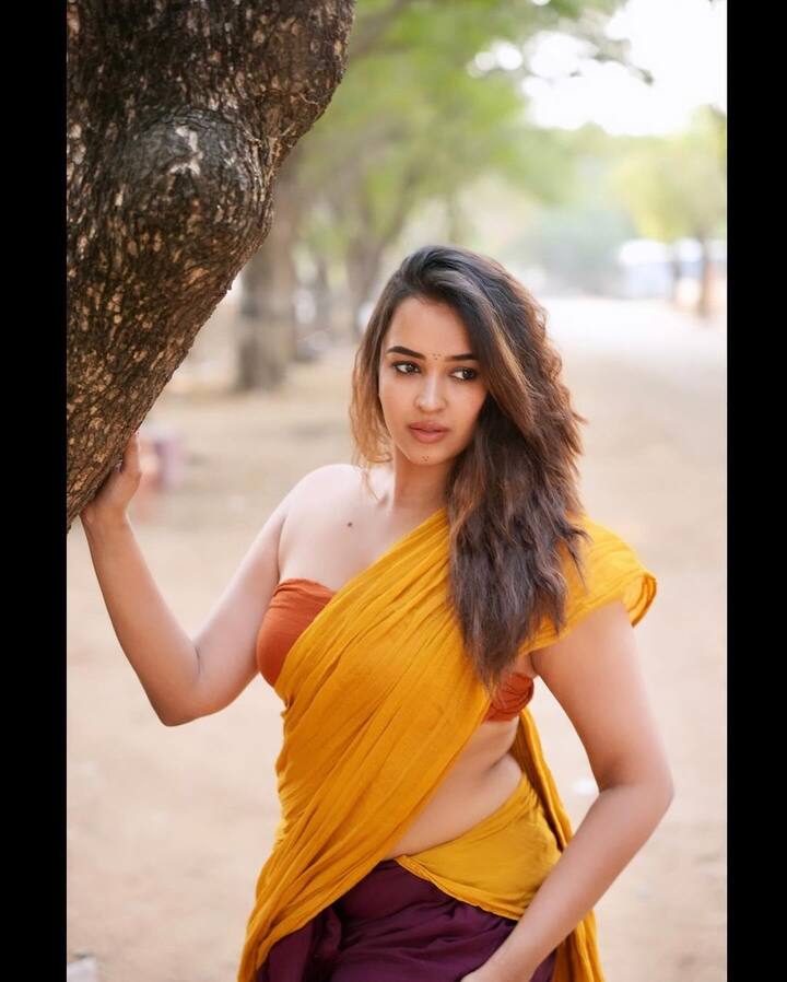ప్రస్తుతం పొన్నాడ వరుస సినిమా అవకాశాలతో సత్తా చాటుతోంది.Photo Credit: Pujiithaa Ponnada/Instagram
