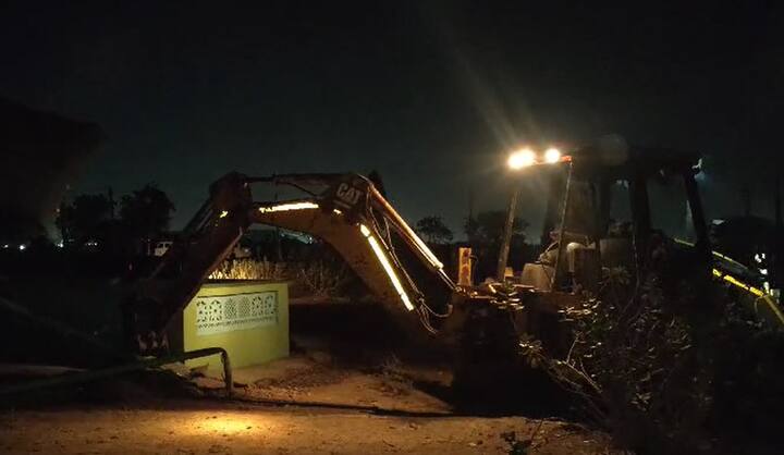 Kutch Demolition: કચ્છમાં ફરી એકવાર 'દાદાનું બૂલડૉઝર' ફરી વળ્યુ છે, આ વખતે આ કાર્યવાહી બે દરગાહ પર કરવામાં આવી છે, કચ્છના કંડલામાં ગેરકાયદે જમીન પર બનેલી ત્રણ દરગાહને આજે તોડી પડાઇ છે,