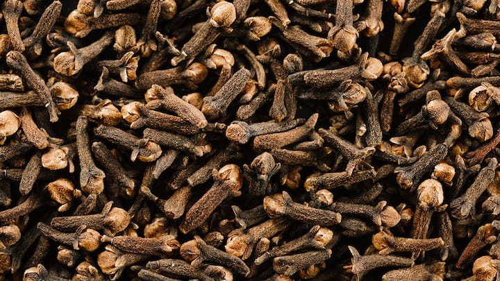 Cloves Cultivation Tips:  आप अपने घर में ही लौंग उगाकर काफी पैसे बचा सकते हैं. लौंग उगाने के लिए आपको कुछ खास बातों का ध्यान रखना जरूरी है.