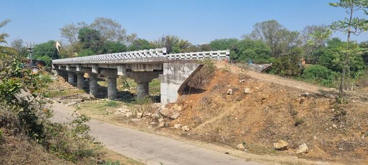 इसी वजह से स्थानीय लोगों ने विधायक के माध्यम से परियट नदी पर नए पुल की मांग की थी. वे कहते हैं लेकिन यह पुल अभी भी गांव वालों के लिए एक सपना से काम नहीं है. जबकि घटिया निर्माण कार्य के चलते एक बार पुल का हिस्सा गिर भी चुका है. पूर्व सरपंच अर्जुन यादव बताते हैं कि डिफेंस लैंड के झमेले में पुल की एप्रोच रोड नहीं बन पाई थी. हालांकि, उन्होंने कहा कि सरकार को इस मसले को समय रहते सुलझा कर एप्रोच रोड बना देनी चाहिए थी. पनागर तहसील मुख्यालय जाने के लिए भी यह बड़ी उपयोगी रोड है.