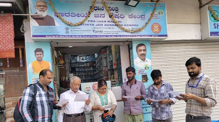 આ માહિતી આપતાં કેન્દ્રીય આરોગ્ય અને રસાયણ અને ખાતર મંત્રી મનસુખ માંડવિયાએ જણાવ્યું હતું કે જન ઔષધિ કેન્દ્રોના સંચાલકો માટે SIDBIની લોન સહાય યોજના શરૂ કરવામાં આવી છે. તેમણે જન ઔષધિ કેન્દ્રોને લોન સહાય માટે https://jak-prayaasloans.sidbi.in/home વેબસાઇટ શરૂ કરી. આ વેબસાઈટ દ્વારા જન ઔષધિ ખોલનારાઓ સરળતાથી લોન લઈ શકશે.