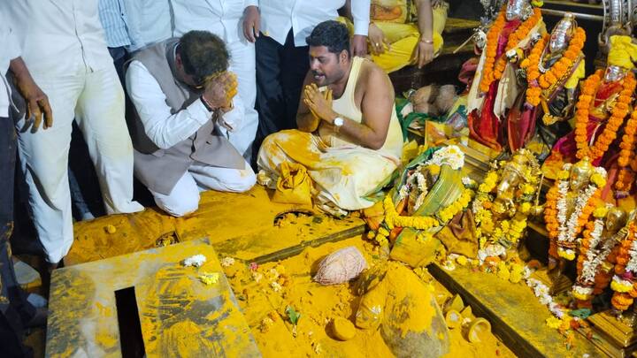 बारामतीमध्ये अजित पवारांच्याबाबत नाराजी आहे. आता इथला सर्व्हे करावा, सुनेत्रा पवारांना मतदान होणार नाही, त्याचा फायदा सुप्रिया सुळे यांना झाला असता, असा दावा विजय शिवतारे यांनी केला. (छायाचित्र सौजन्य : एबीपी माझा प्रतिनिधी)