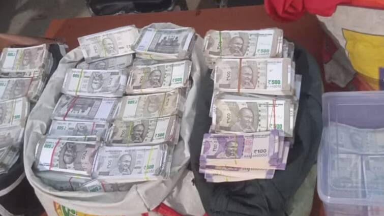 Banswara Police seized 2 crore 90 lakh fake notes in Rajasthan accused arrested ann Rajasthan Crime: बांसवाड़ा में जब्त किए गए करोड़ों के नकली नोट, लोगों को ऐसे झांसे में लेता था गिरोह