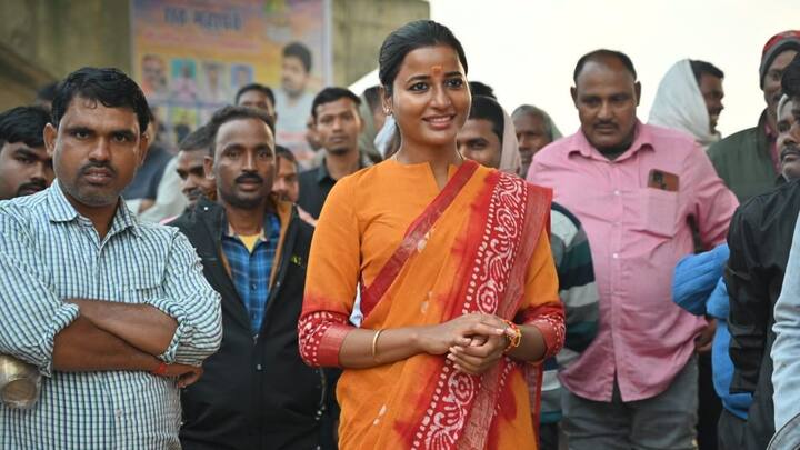 ईडी ने बताया कि हजारीबाग जिले के बड़कागांव विधानसभा विधायक अंबा और उनसे सहयोगियों के जुड़े 17 जगहों पर छापेमारी हुई है. मंगलवार (12 मार्च) को हुई छापेमारी में सर्किल ऑफिसर शशिभूषण सिंह के ऊपर भी कार्रवाई हुई. ईडी ने रांची और हजारीबाग में छापेमारी की.