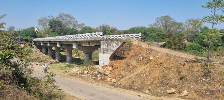 साल 2015 से शुरू हुए पुल का निर्माण 2024 में भी पूरा नहीं हो पाया था, पिछले 9 सालों में पुल के निर्माण में कई तरह की रुकावटें भी आई है. साल 2018 में पुल का एक हिस्सा गिर गया था, जिसकी वजह से पुल का काम रुक गया. वहीं, पुल के एक छोर पर रक्षा विभाग की जमीन आ रही थी.