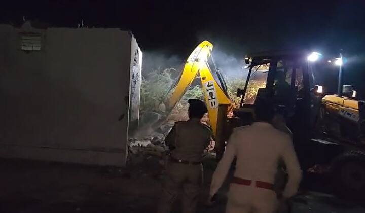 શહેરની વલીશાપીરની દરગાહ પર પણ બૂલડૉઝર ચાલ્યુ છે.