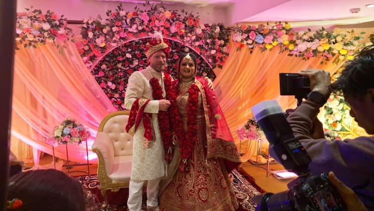 Indian bride took 7 rounds with Irish groom in Gorakhpur marriage as per Hindu customs ANN देसी दुल्हन पर आया विदेशी दूल्‍हे का दिल, बारात लेकर पहुंचा गोरखपुर, रीति रिवाज से लिए सात फेरे