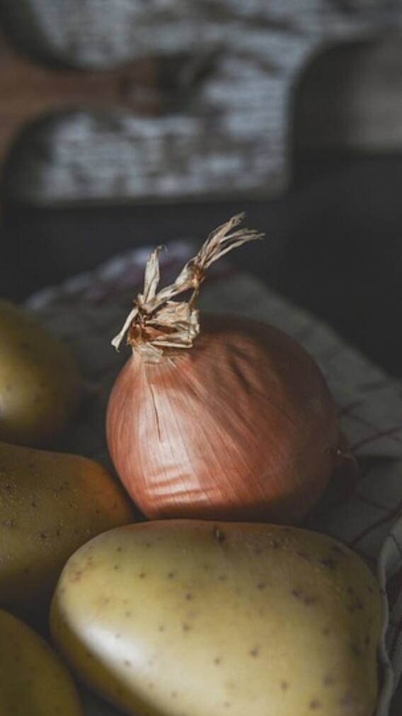 நீங்கள் ஏன் உருளைக்கிழங்கையும் வெங்காயத்தையும் ஒன்றாக வைக்க கூடாது தெரியுமா?