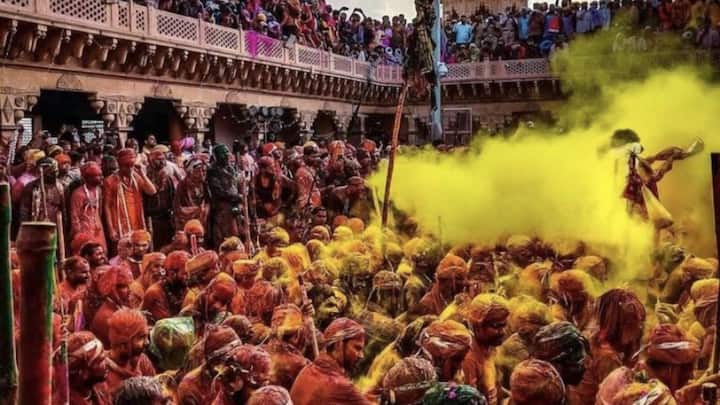 आप मथुरा वृंदावन में घूमने के लिए स्थानीय टैक्सी या ई-रिक्शा बुक कर सकते हैं. केवल 300 से 500 में ई-रिक्शा ड्राइवर आपको यहां 5 से 6 प्रसिद्ध मंदिरों तक पहुंचा देते हैं.