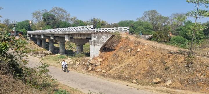 मटामर के पास परियट नदी पर उच्चस्तरीय पुल का निर्माण इसलिए किया जा रहा था क्योंकि बारिश में जैसे ही जलस्तर बढ़ता है, यहां बना छोटा रपटा डूब जाता है. इस पर 8 से 10 फीट तक पानी आ जाता है. ऐसे में लोग चाहकर भी शहर नहीं आ पाते थे. पुल के निर्माण को मंजूरी मिली तो ग्रामीणों के चेहरे खिल उठे लेकिन उन्हें नहीं मालूम था कि यही पुल उनके लिए एक बड़ा सर दर्द बन जाएगा.