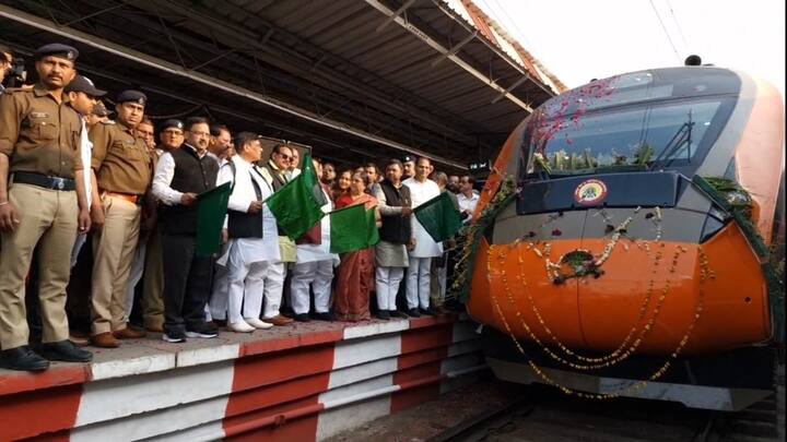 Agra Khajuraho-Hazrat Nizamuddin Vande Bharat train stop train Flowers rained ann Agra News: आगरा में होगा खजुराहो -हजरत निजामुद्दीन वंदे भारत ट्रेन का ठहराव, ट्रेन पर फूलों की हुई बरसात