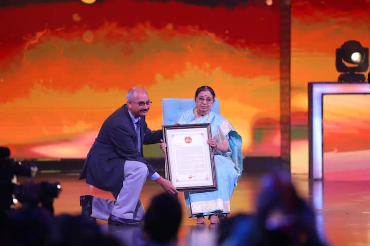 मराठी बरोबर हिंदी, गुजराती, बंगाली, नेपाळी ,मणिपुरी अशा भाषांमध्ये त्यांनी हजारो गाणी गायली आहेत.  (Photo Credit : ZEE)