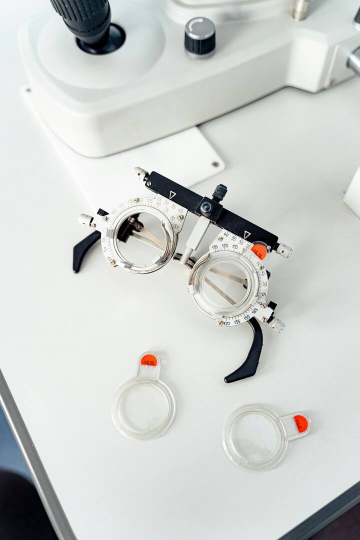 खबरदारी कशी घ्यावी हे जाणून घ्या. नियमित डोळ्यांची तपासणी : लेन्स घालण्यापूर्वी आणि नंतर नियमित डोळ्यांची तपासणी करा.[Photo Credit : Pexel.com]