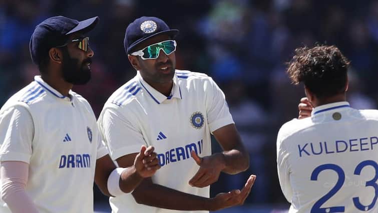 Ravichandran ashwin reclaims number 1 position from jasprit bumrah in icc mens test bowling rankings ICC Test Rankings marathi news ICC Test Rankings : अश्विन कसोटीमधील नंबर 1 गोलंदाज, बुमराहला मागे टाकत सहाव्यांदा ठरला अव्वल