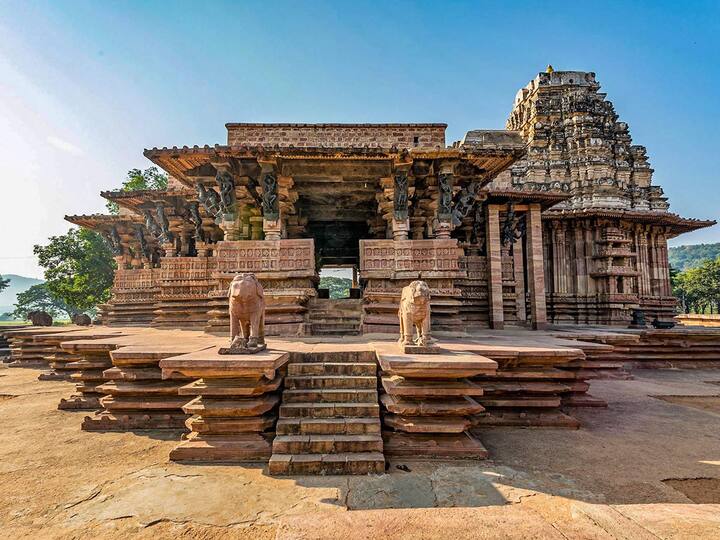 i5. रामाप्पा मंदिर, तेलंगणा प्रामुख्याने एक शिव मंदिर असताना, तेलंगणातील पालमपेट येथील रामप्पा मंदिर देखील प्रभू रामाला श्रद्धांजली अर्पण करते. मंदिराची स्थापत्यकलेची चमक आणि काकतिया राजवंशाशी असलेला संबंध यामुळे इतिहासप्रेमी आणि भक्तांसाठी हे एक आवश्यक ठिकाण आहे.