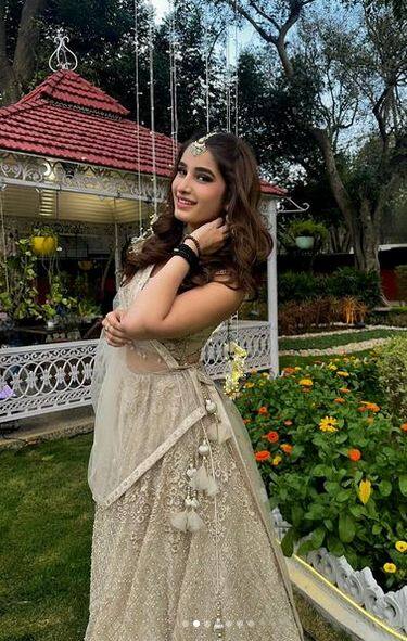 ਰਾਸ਼ਾ ਥਡਾਨੀ ਦੀਆਂ ਇਹ ਤਸਵੀਰਾਂ ਕਿਸੇ ਫੰਕਸ਼ਨ ਦੀਆਂ ਹਨ, ਜਿਸ 'ਚ ਉਹ ਕਰੀਮ ਕਲਰ ਦੇ ਲਹਿੰਗਾ-ਬਲਾਊਜ਼ ਸੈੱਟ 'ਚ ਬਿਊਟੀ ਕਵੀਨ ਵਾਂਗ ਪੋਜ਼ ਦਿੰਦੀ ਨਜ਼ਰ ਆ ਰਹੀ ਹੈ।