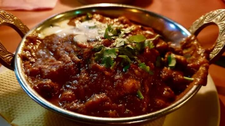 கிரேவிகளில் காரம் கூடிவிட்டால் அதில் சிறிது வெண்ணெய் சேர்த்தால் காரம் குறைந்துவிடும்.