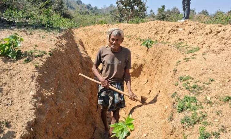 70 year old man dug a 3 km long canal for irrigation Handedly dug Canal for irrigation News bihar सलाम! सिंचनासाठी एकट्यानं खोदला 3 किलोमीटरचा कालवा, 70 वर्षीय दुसरा 'दशरथ मांझी' कोण? 