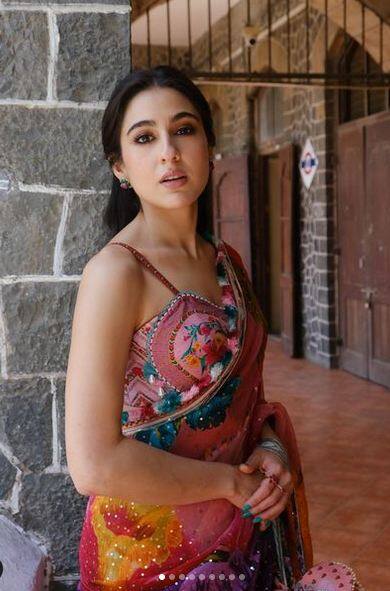 ਇਨ੍ਹਾਂ ਤਾਜ਼ਾ ਤਸਵੀਰਾਂ 'ਚ ਸਾਰਾ ਇੱਕ ਅਪਸਰਾ ਵਾਂਗ ਪੋਜ਼ ਦਿੰਦੀ ਨਜ਼ਰ ਆ ਰਹੀ ਹੈ, ਜਿਸ 'ਤੇ ਪ੍ਰਸ਼ੰਸਕਾਂ ਵੱਲੋਂ ਜ਼ਬਰਦਸਤ ਰਿਸਪਾਂਸ ਦੇਖਣ ਨੂੰ ਮਿਲ ਰਿਹਾ ਹੈ।