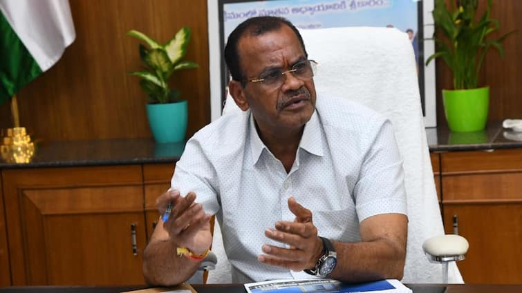 Komatireddy Venkat Reddy fleers Former Chief Minister KCR over his hip broken incident Komatireddy Venkat Reddy: నడుం విరగ్గొట్టి కేసీఆర్‌కు దేవుడు శిక్ష వేశాడు - కోమటిరెడ్డి వ్యాఖ్యలు