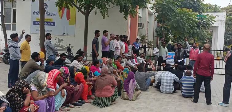 Sanitation workers union protest in barnala tell their demands Punjab news: ਸਫ਼ਾਈ ਕਰਮਚਾਰੀ ਯੂਨੀਅਨ ਨੇ ਪੰਜਾਬ ਸਰਕਾਰ ਵਿਰੁੱਧ ਕੀਤੀ ਨਾਅਰੇਬਾਜ਼ੀ, ਡੀਸੀ ਨੂੰ ਸੌਂਪਿਆ ਮੰਗ ਪੱਤਰ, ਦੱਸੀਆਂ ਆਪਣੀਆਂ ਮੰਗਾਂ