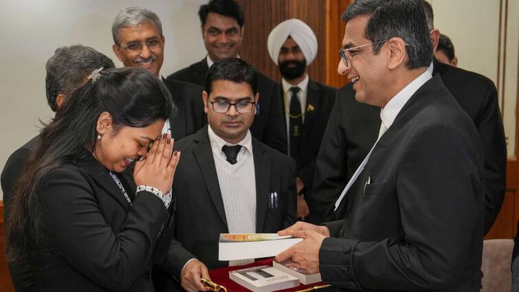 CJI DY Chandrachud felicitate Supreme Court cooks daughter pragya who will pursue masters law scholarship US University CJI Felicitate Pragya: सुप्रीम कोर्ट में बावर्ची पिता की बेटी को मिली अमेरिकी यूनिवर्सिटी से स्कॉलरशिप तो CJI ने कही ये बात