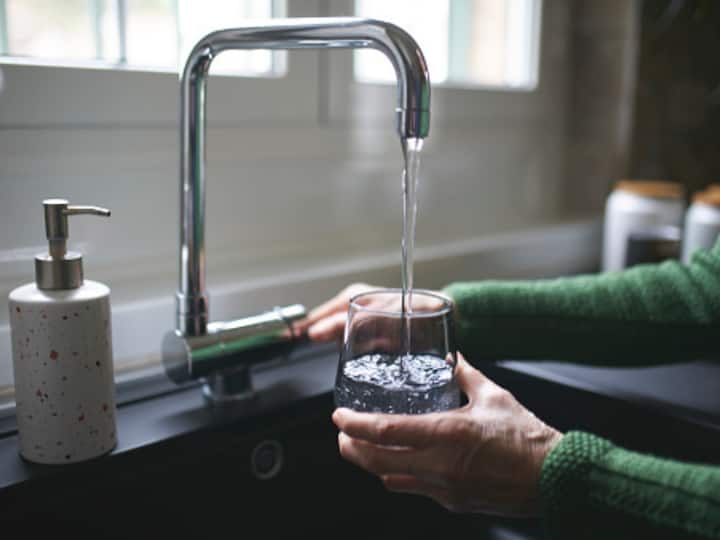 Stay Hydrated: The first and most basic rule of skincare is to stay hydrated. Drinking a glass of water in the morning helps to hydrate your body and kickstart your metabolism. Hydration is key to glowing, hydrated skin, as it maintains skin elasticity.  (Image source: getty images)