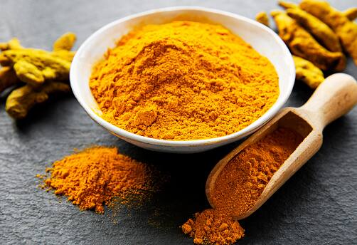 1. Turmeric (Haldi): Renowned for its role as anti-inflammatory and antioxidant, turmeric is a significant brand in Indian food and Ayurvedic medicine. Curcumin, its predominant component, assists the kidneys in clearing out inflammation and oxidative stress, following the flows. Therefore it supports the general health of the kidneys. Including turmeric in the curries, soups or warm milk will help you to get all its health benefits. (Image Source: Getty)
