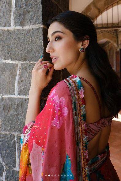 ਇਨ੍ਹਾਂ ਤਸਵੀਰਾਂ 'ਚ ਸਾਰਾ ਅਲੀ ਖਾਨ ਮਲਟੀਕਲਰਡ ਪ੍ਰਿੰਟਿਡ ਸਾੜੀ ਅਤੇ ਮੈਚਿੰਗ ਬਲਾਊਜ਼ 'ਚ ਬੇਹੱਦ ਖੂਬਸੂਰਤ ਲੱਗ ਰਹੀ ਹੈ।