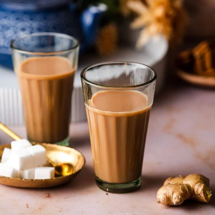 ਸਵੇਰੇ ਖਾਲੀ ਪੇਟ ਚਾਹ ਪੀਣ ਨਾਲ ਪੇਟ ਦੀਆਂ ਸਮੱਸਿਆਵਾਂ ਹੋ ਸਕਦੀਆਂ ਹਨ। ਚਾਹ 'ਚ ਮੌਜੂਦ ਕੈਫੀਨ ਪੇਟ ਖਰਾਬ ਕਰ ਸਕਦੀ ਹੈ ਅਤੇ ਐਸੀਡਿਟੀ ਵੀ ਵਧਾ ਸਕਦੀ ਹੈ, ਜਿਸ ਕਾਰਨ ਤੁਹਾਨੂੰ ਬਦਹਜ਼ਮੀ, ਕਬਜ਼ ਅਤੇ ਪੇਟ ਦਰਦ ਦੀ ਸਮੱਸਿਆ ਹੋ ਸਕਦੀ ਹੈ।