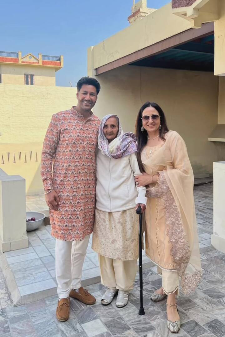 ਜਿਸ ਦੀਆ ਬੇਹੱਦ ਪਿਆਰੀਆਂ ਤਸਵੀਰਾਂ ਸਾਹਮਣੇ ਆਈਆਂ ਸੀ। ਇਨ੍ਹਾਂ ਤਸਵੀਰਾਂ ਨੂੰ ਦੇਖ ਪਤਾ ਲੱਗਦਾ ਹੈ ਕਿ ਵਿਦੇਸ਼ 'ਚ ਰਹਿੰਦੇ ਹੋਏ ਵੀ ਗਾਇਕ ਤੇ ਉਨ੍ਹਾਂ ਦਾ ਪਰਿਵਾਰ ਅੱਜ ਤੱਕ ਆਪਣੀਆਂ ਜੜਾਂ ਨਾਲ ਜੁੜਿਆ ਹੋਇਆ ਹੈ।