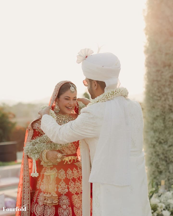 लाल जोड़े के साथ ही एक्ट्रेस ने हर उस श्रृंगार को किया है जो एक दुल्हन करती है. वो अपने ब्राइडल लुक में किसी अप्सरा से कम नहीं लग रही हैं.