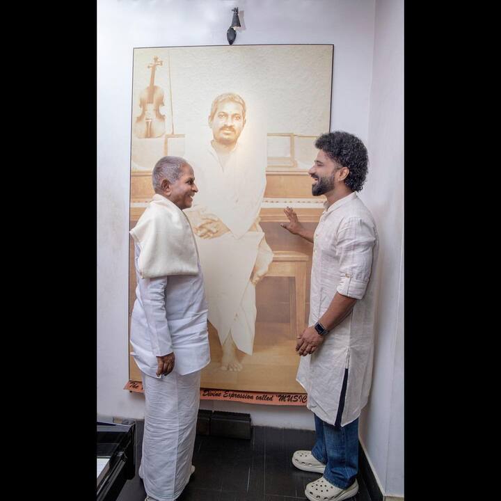 தற்போது இளையராஜா, தேவி ஸ்ரீ பிரசாத்தின் ஸ்டூடியோவிற்கு நேரில் சென்று வாழ்த்துகளை தெரிவித்துள்ளார்.