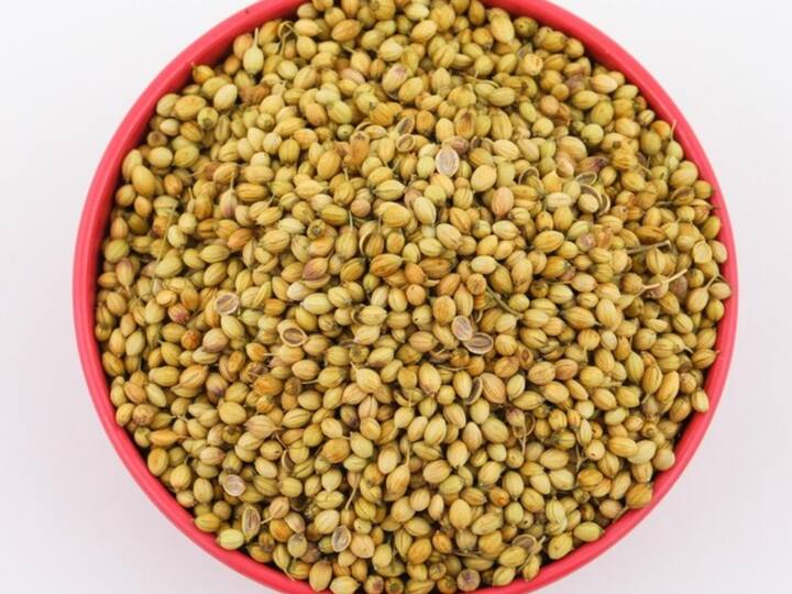 अतिरिक्त पोषण बढ़ाने के लिए अपनी पसंदीदा स्मूदी रेसिपी में पिसे हुए धनिये के बीज मिलाएं. इसके अलावा इन्हें फलों, हरी पत्तेदार सब्जियों और ग्रीक योगर्ट या प्रोटीन पाउडर के साथ मिलाएं.