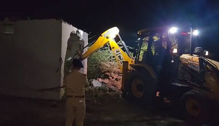 આ કાર્યવાહી દરમિયાન નાગેશાપીરની દરગાહ, હાજીપીરની દરગાહ પર બૂલડૉઝર ફરી વળ્યુ છે, બન્ને દરગાહોને તોડી પડાઇ છે.