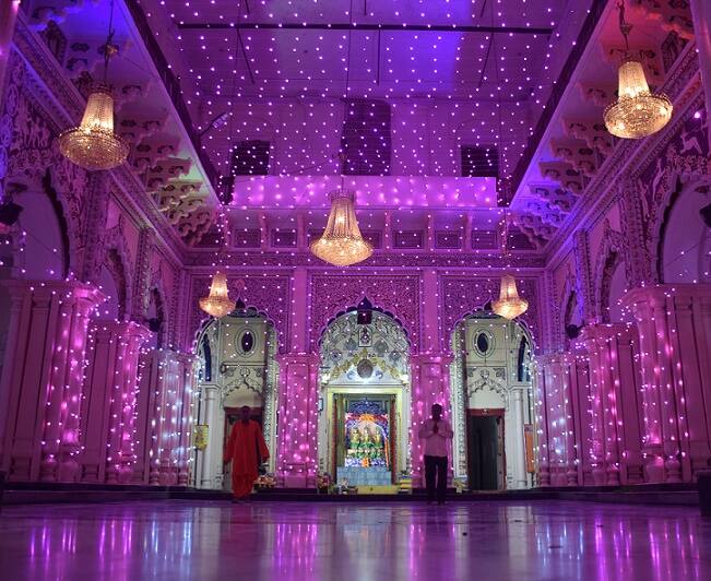 कानपूरच्या मध्यभागी रामजी मंदिर आहे, जे शहराच्या औद्योगिकीकरणापूर्वीचे जुने मंदिर आहे. शहरी गजबजाटात आशीर्वाद आणि आध्यात्मिक शांतता मिळवण्यासाठी भक्त या मंदिरात येतात.
